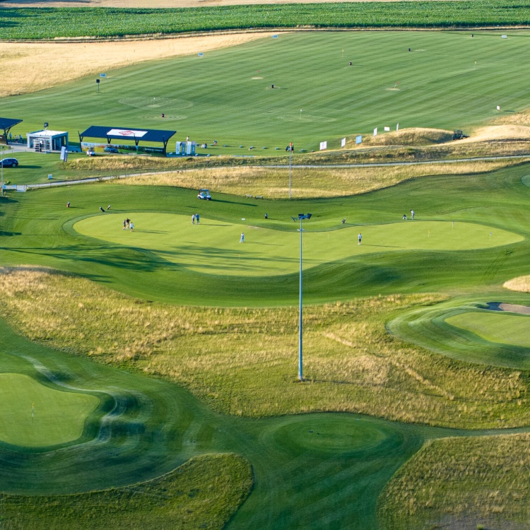 Widok z lotu ptaka na pole golfowe i driving range na Black Water Links