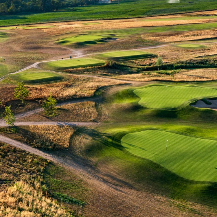 Widok z lotu ptaka na pole golfowe Black Water Links